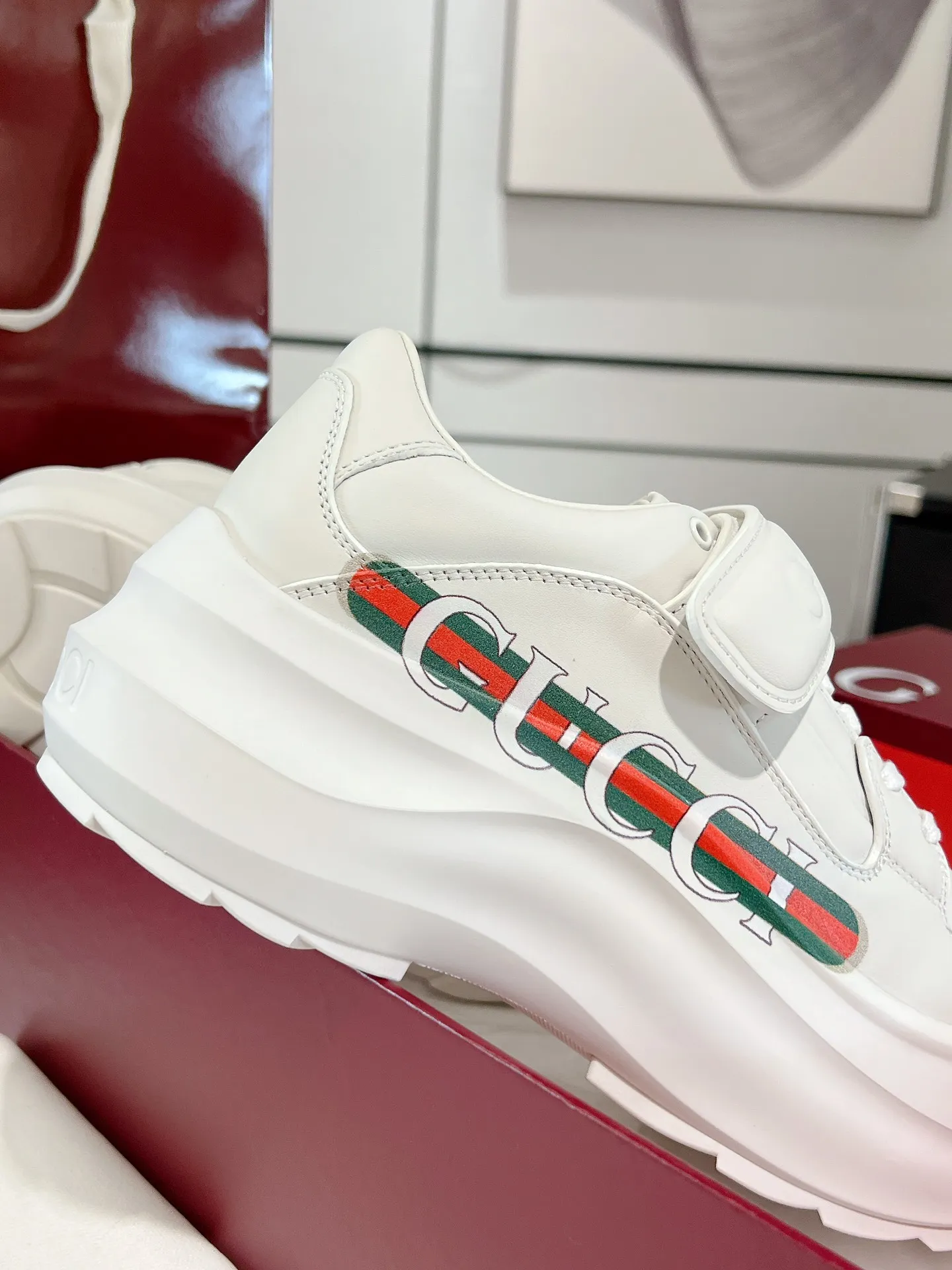 👟👟Ex-factory price 700👟👟 Gucci Wave women's wedge sneakers, wave shoes, Velcro dad shoes, original purchase, development and production. Creative director Sabato De Sarno presents new sneakers inspired by lightness and agility. This shoe has a sculptural thick sole shape and is made of lightweight ethylene vinyl acetate (EVA) material. It is comfortable and durable, and has a soft and waxy feel like stepping on waves. It is embellished with the Gucci handwritten logo and injects the brand's classic style. Original customized cowhide. Original customized soft sheepskin lining. Original molded Eva outsole. Bottom thickness: 5cm in front and 6.3cm in back. Size: 35-40#
